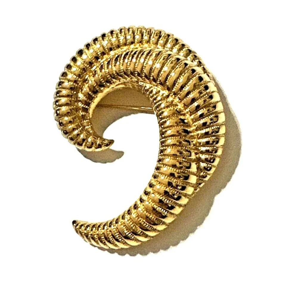 Vintage Monet Ribbed Swirl Brooch Gold Tone Textured Wave Pattern Pin 2.25